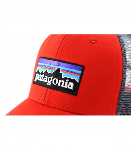 gorra con visera curva roja